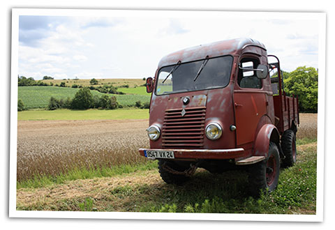 camion devant un champ de blé