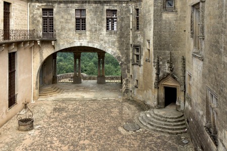 Cour intérieure du château de Biron