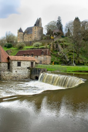 Savignac-Lédrier - la retenue d'eau et le château