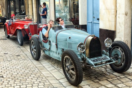 Bugatti et Morris Garage dans la rue Limogeanne
