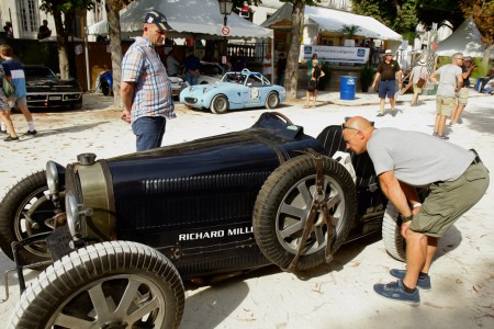 Qu'y a-t-il à l'intérieur d'une Bugatti ?